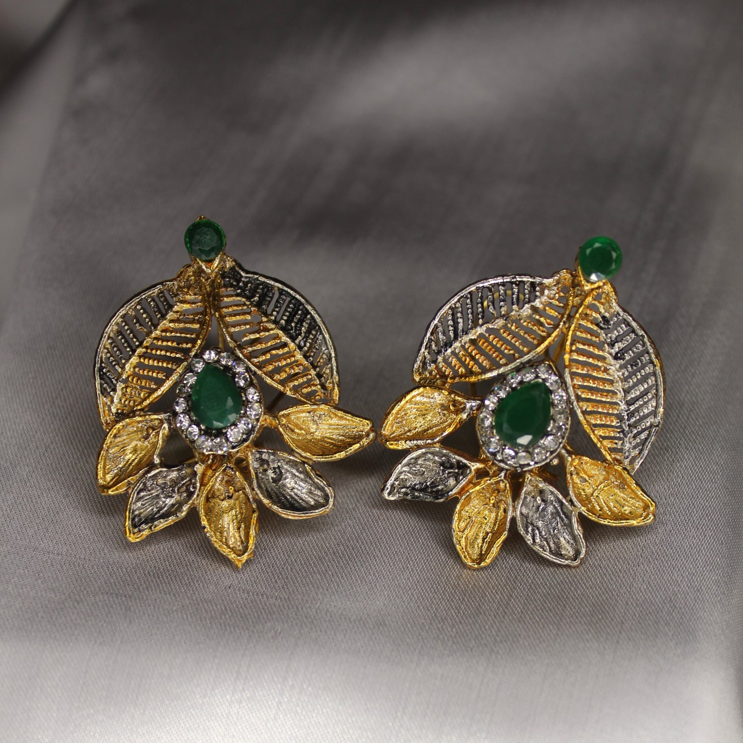 Zumrut Ear Ring