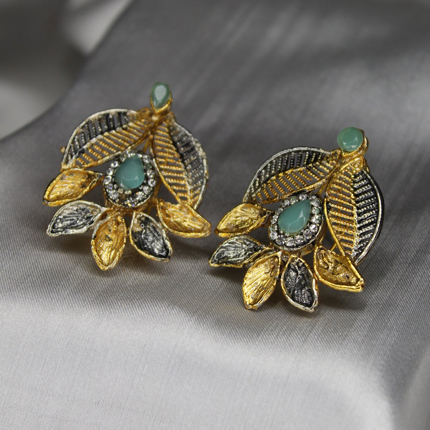 Zumrut Ear Ring